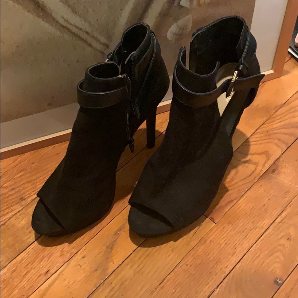 Black pumps